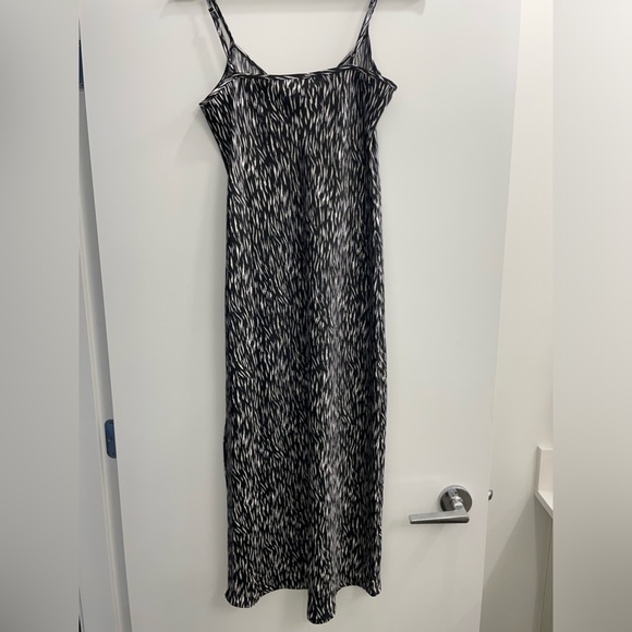Mild length silky slip dress - Picture 6 of 6